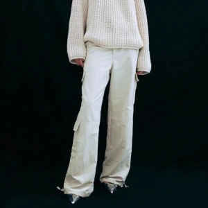 Cargobyxor - Gråbeige cargobyxor i twill från h&m. Storlek 40 men de är små i storleken. Sitter snyggt lågmidjat på mig som vanligtvis har 36 (modellen på bilden bär strl 42). 