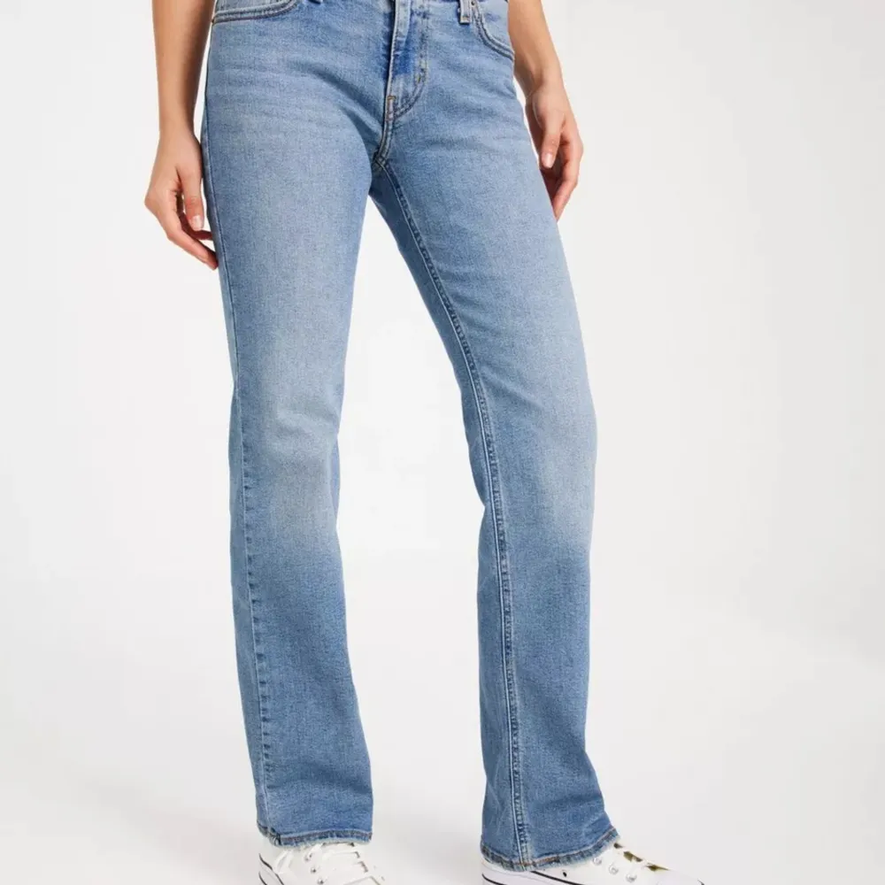 Bootcut low wasited jeans från Levis!  Väldigt fint skick!  Lagom långa för mig som är 170cm  Nypris 999kr, mitt pris 500kr. Jeans & Byxor.