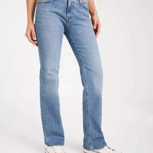 Bootcut low wasited jeans från Levis!  Väldigt fint skick!  Lagom långa för mig som är 170cm  Nypris 999kr, mitt pris 500kr