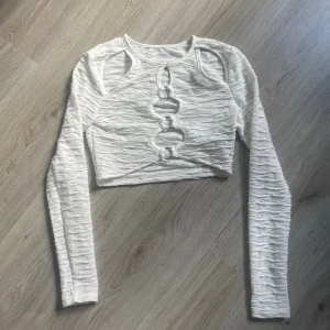 Tröja - Kort långärmad tröja i storlek XS ✨ Mycket bra skick, använd max 1 gång pga lite tajt på mig med S Kan mötas upp i leksand eller fraktkostnad tillkommer, swish 🫶🏼  