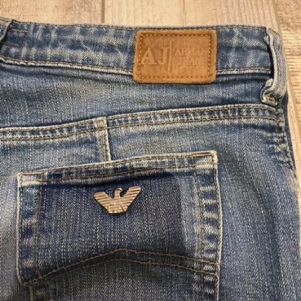 Super snygga Armani jeans, i bra skick!! Säljer då jag har flera liknande❣️midjemått är 72 och innerbenslängd är 77💕. Jeans & Byxor.