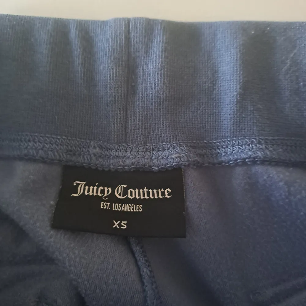 Så fina juicy couture byxor i storklek xs.  Endast använda fåtal gånger Ordinarie pris 1200kr. Pris går att diskuteras 💙. Jeans & Byxor.