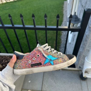 Golden goose sneakers  - Säljer mina superfina fräscha o snygga golden goose sneakers! Knappt använda och väldigt fräscha! Dom är i storlek 38💫