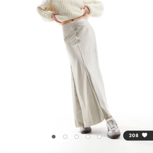 Satinkjol - Säljer denna helt slutsålda satinkjolen i champagne från mango (köpt på asos) men lappen på!!❤️🥰 köpt för 750kr