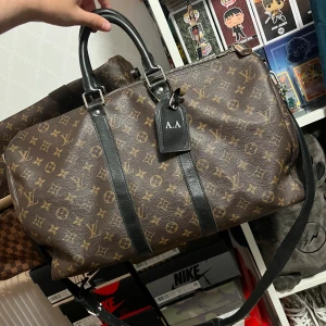 Louis Vuitton Keepall 45 Macassar med strap - 7.5/10 condition Nypris 26000kr Kommer endast med kvitto