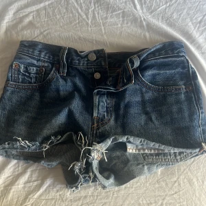 Lågmidjade Levis shorts! - Jättesnygga lågmidjade shorts🙏 bra skick, använd men inget är sönder eller slitet. 