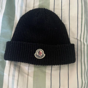 Moncler mössa  - Skick 10/10 Relativt ny Knappt använd  