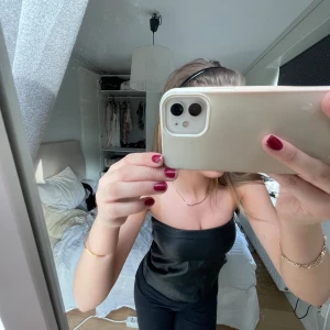 Tubtopp i skinn - Perfekt fest topp men funkar även som kjol. Lite andvänd men inget som märks. köpt för länge sedan på zara 