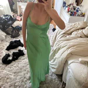 Klänning - Klänning som passar perfekt till bal eller bara i sommar! Storlek S. Från Zara och jag är 1,60 ungefär. Den är aldrig använd av mig så helt i nyskick (kan dock behöva strykas då den legat i min byrå ett tag!)💚💚