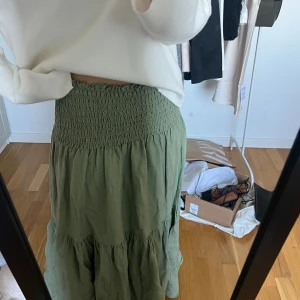 Lång kjol - Grön lång kjol i bra skick, använd fåtal gånger, storlek M men passar XS-M.