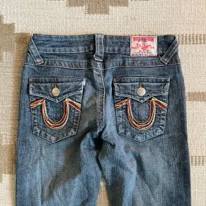 trendiga true religion jeans! bootcut och lågmidjade! 