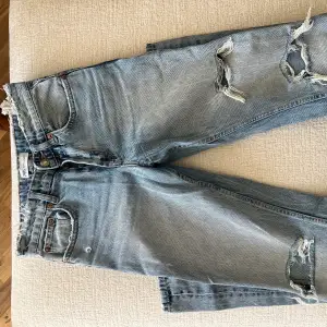 Super snygga zara jeans med slitningar och hål.