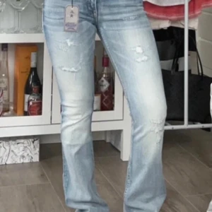 Low waist bootcut jeans  - Säljer dessa i princip nya jeans från Crocker. De är lågmidjade och bootcut och använt ca 3 gånger men säljer då de inte riktigt passar mig. Modellen med jeansen på bilden är ca 156 men passar mig i längden som är ca 167