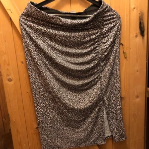 Midi kjol - Resor i midjan  Rynkad sida