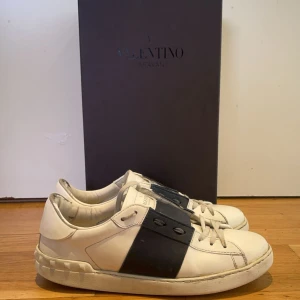 Valentino Open - Valentino Opens i marinblå, nypris 7280.  Bra skick med några små defekter som går att fixa till själv om man vill. Lite mer sliten på sulan.  Pris kan diskuteras. Tar emot byten!