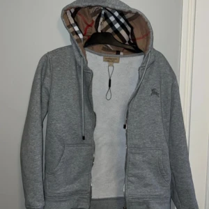 Burberry hoodie - Skön burberry hoodie fick i julklapp och passar inte riktigt min stil.  Kan mötas upp i Stockholm 