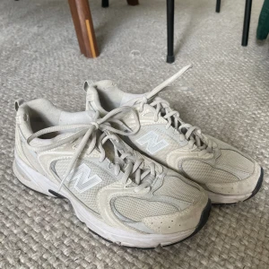 New Balance skor - Använda en säsong. Lite skavanker men inget man tänker på när de används. 