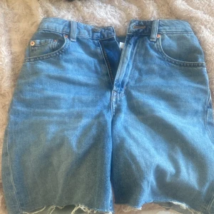 Långa shorts  - Långa shorts ifrån HM. Har bara använts 2 gånger🫶