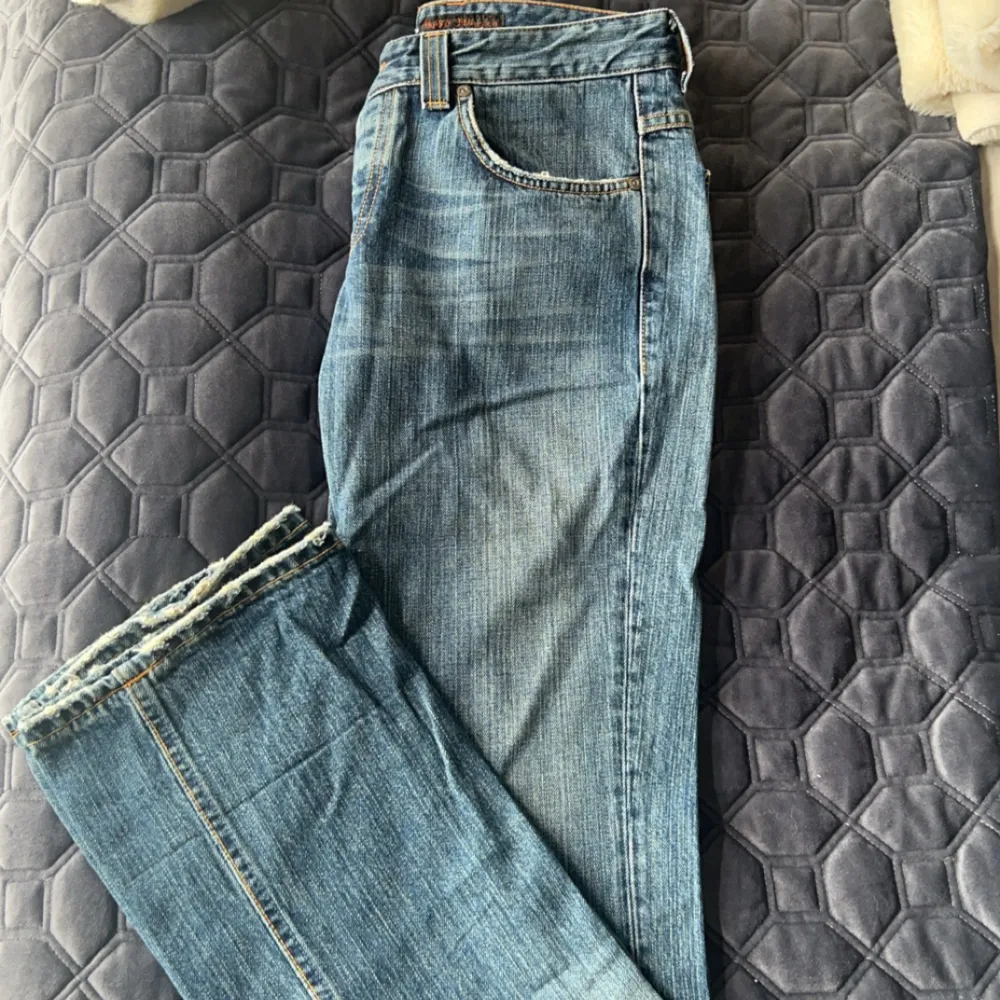 Ett par bootcut jeans från varumärket Nudie. Jeansen är i fint skick 8/10 inga defekter🔥 modell: bootcut ola. Passar både tjejer och killar.  Nypris ca 2000, säljer för endast 400. Postar inom några dagar, hör av dig vid frågor!. Jeans & Byxor.