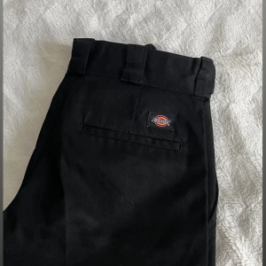 Dickies byxor - Kostymbyxor/Chinos från Dickies i modellen 874. I perfekt skick, inga defekter alls. Använda endast en gång, säljer eftersom de har blivit för små. Nypris 750. Skriv gärna om ni har frågor 💕💕