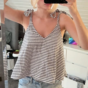 Randig topp  - Så fin randig topp med rosetter på axlarna( de är justerbara) 🩷🩷perfekt till sommaren