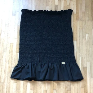 Svart Chiara Forthi Milano Tjol - Tjolen är oanvänd och är perfekt för sommaren. Materialet är jätte stretchig och kan passa större storlekar. Pris kan diskuteras 😊