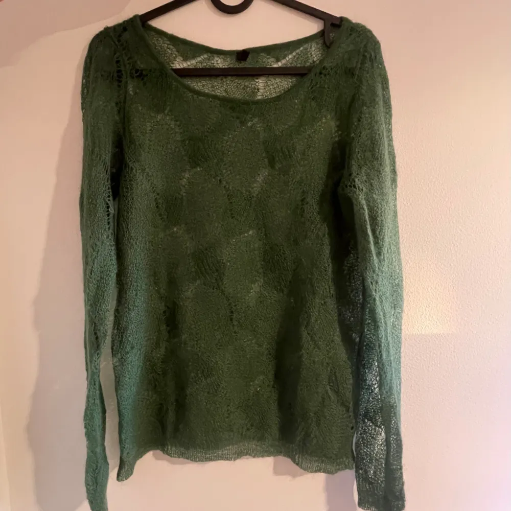 Säljer min fina gröna stickade tröja 💚jättefin året om och passar till allt. Är i väldigt bra skick och den nopprar inte. Köparen står för frakt. Priset kan diskuteras 💕. Toppar.