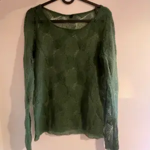 Säljer min fina gröna stickade tröja 💚jättefin året om och passar till allt. Är i väldigt bra skick och den nopprar inte. Köparen står för frakt. Priset kan diskuteras 💕