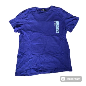 t-shirt - en riktigt fet t-shirt som säljs för 100kr. storlek: XS i herr