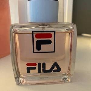 Fila edt for woman  - Fila edt for woman 100ml flaska varav 90% kvar  Fila for Women är en blommig akvatisk doft för kvinnor. Toppnoter: Grapefrukt, Apelsin, Passionsfrukt Hjärtnoter: Viol, Jasmine, Ros Basnoter: Mysk, Björk, Vanilla