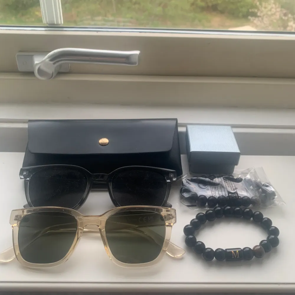 Allt på bilden fås med, 2st pärlarmband (box medföljer) och två solglasögon (låda medföljer) går att köpa allt för sig så kom ”kontakta”. Övrigt.