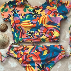 Säljer Bikini - Vänta inte! Sommaren är påväg! Säljer bikini, alla har storlek Medium”M” Glöm inte besöka Facebook sida ”Hello KiKi enbart försäljning av Bikinis,👙☀️