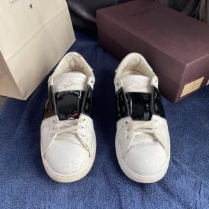 Valentino Skor - Riktigt feta valentino skor || Skick 7/10 || Allt og medföljer, kvitto, papper, valentino kort, snören och papper || hör av dig vid frågor eller funderingar! || mvh ||