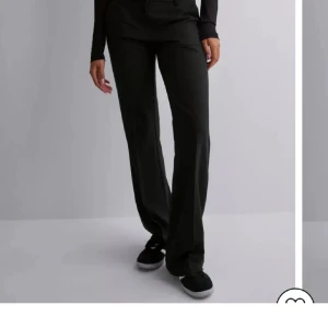 Lågmidjafe kostymbyxir i strl 36 från Nelly, köpta här på Plick!💕 - Byxorna är svarta samt lågmidjade, ingen slits vid fötterna och i strl 36