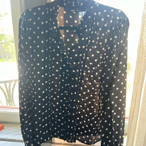 Prickig plus - Prickig blus i stl S🖤🤍 Köparen står för frakten!!