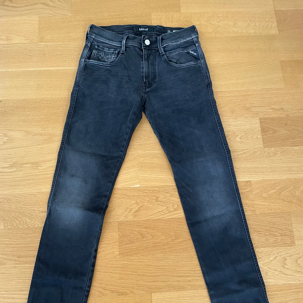 Säljer dessa slim jeans från Replay i modellen anbass. Jeansen är i nyskick och har inga tecken på användning. Det är storlek 28/32. Jeans & Byxor.