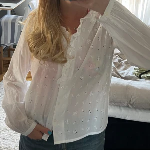 Vit blus - Vit blus i stl 36🤍 Köparen står för frakten!