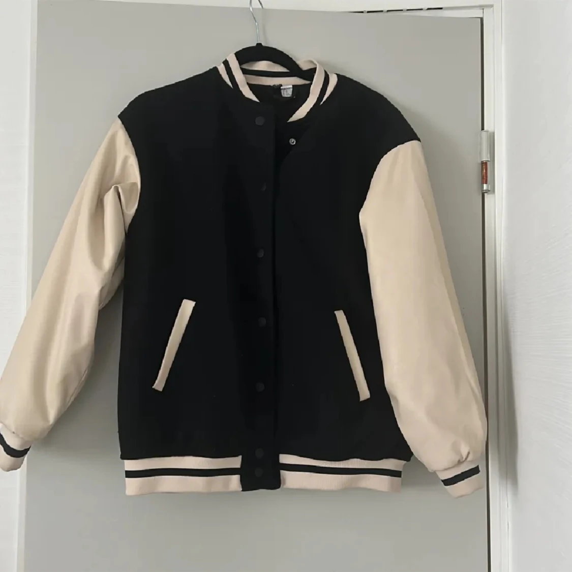 Block-coloured baseball jacket - 90