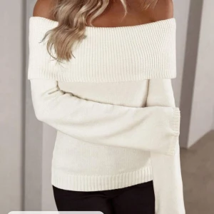 Stickad offshoulder tröja - Säljer denna as snygga tröja!! Nyskick!Först till kvarn 💕