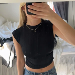 Gina topp - Svart tight stretchig topp ifrån Gina tricot helt i nyskick!