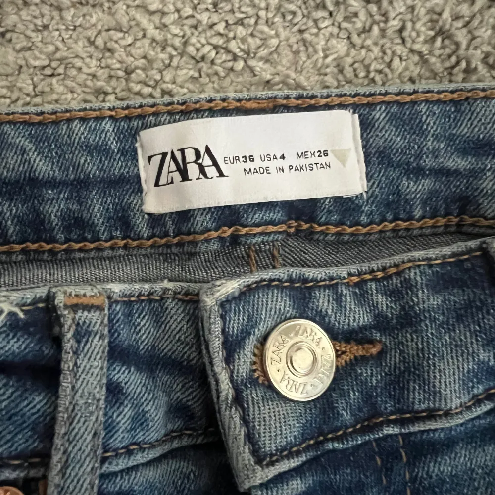Jeans använda 1 gång. Köpta från zara! Bra skick!. Jeans & Byxor.