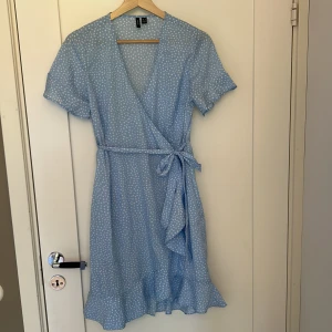 Sommarklänning  - Sommarklänning från Vero Moda i storlek S.  Väldigt fint skick. Skriv för fler bilder 😊🫶🏻
