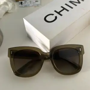 Säljer mina älskade chimi solglasögon! Inga defekter alls och sparsamt använda. Dock är boxen lite sliten. 