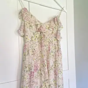 Blommig klänning från H&M🌸 köp via ”köp nu”💘