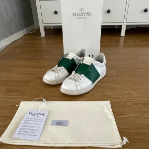 Gröna Valentino Opens - Ett par gröna Valentino Opens storlek 43, men passar 44. Bra skick 8/10. Box och dustbag tillkommer.  Nypris ca 7300kr beroende på vart man köper dom. Hör gärna av er vid frågor eller om ni vill byta mot skorna!