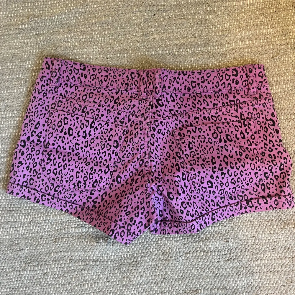 Leopard shorts. Midjemått 37cm rakt över. Längd 23 cm. Köp via köp nu ❤️‍🔥. Shorts.