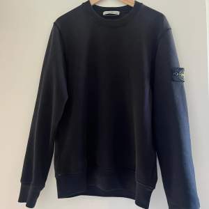 Jättesnygg Stone Island tröja i svart, köpt på NK Herrtrend i Stockholm. Använd endast ett fåtal gånger och ser som ny och fräsch ut. Storlek M. Kvitto finns. Skicka DM vid intresse.