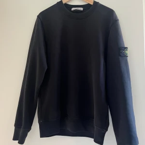 Sweatshirt compass patch svart Stone Island  - Jättesnygg Stone Island tröja i svart, köpt på NK Herrtrend i Stockholm. Använd endast ett fåtal gånger och ser som ny och fräsch ut. Storlek M. Kvitto finns. Skicka DM vid intresse.