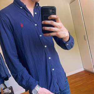Riktigt chill Ralph Lauren skjorta i storlek M | Gott skick och passar perfekt nu till sommaren | Nypris på denna är 1700 kr och jag säljer för endast 449kr | Skriv vid minsta fråga eller fundering!