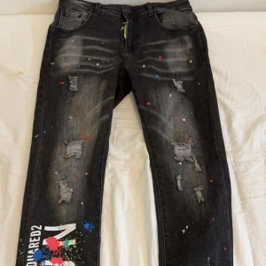 DSQUARED2 JEANS - Dsq2 jeans i topp kvalitet utan defekter, använda ett par gånger men ny skick. Säljer eftersom de är för små. 